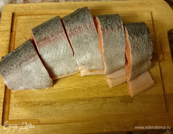 Рыбу чистим и режем на кусочки. Также солим и перчим по вкусу.