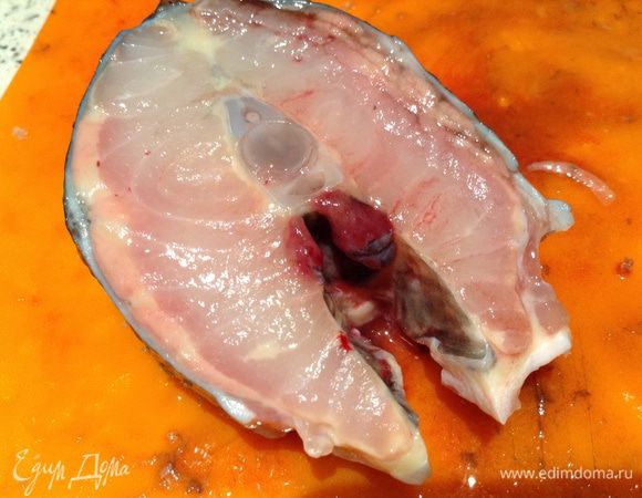 Рыбу вымыть, нарезать на куски, а потом снять шкуру (с большого куска очень сложно снять шкуру).