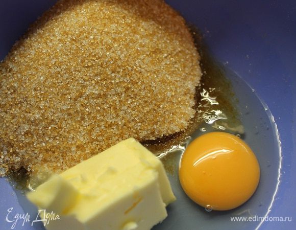 Сахар, яйцо и масло взбить до воздушной массы.