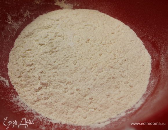 Муку, разрыхлитель и соль просеять в отдельную миску.