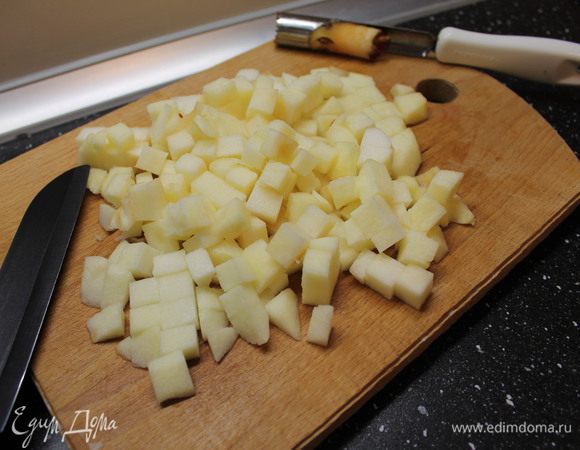 Очистить крупное яблоко, удалить из него сердцевину и нарезать кубиком.