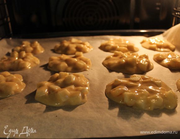 На противень, застеленный пергаментной бумагой, выкладывать тесто чайной ложкой. 
Выпекать 10-12 минут при температуре 180 градусов.


Приятного аппетита!