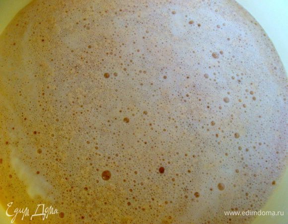 Так дрожжи выглядят уже подошедшие! одна сплошная пена) Добавить туда оставшийся сахар, растопленное и охлажденное до комнатной температуры масло и желтки, взбитые вилкой.