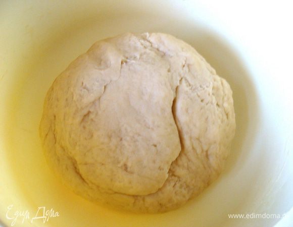 Добавить муку и ванилин, замесить довольно плотное тесто. Поставить в теплое место, накрыв полотенцем.