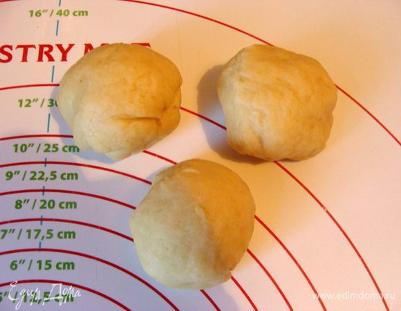 Для формовки двух булочек понадобятся три шарика.