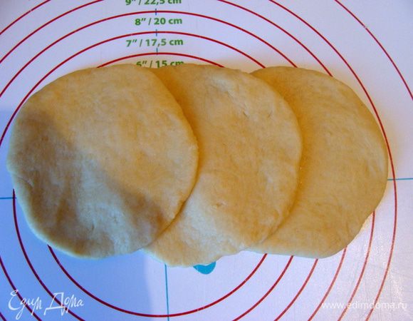 Раскатать их в три одинаковых круга, положить внахлест,