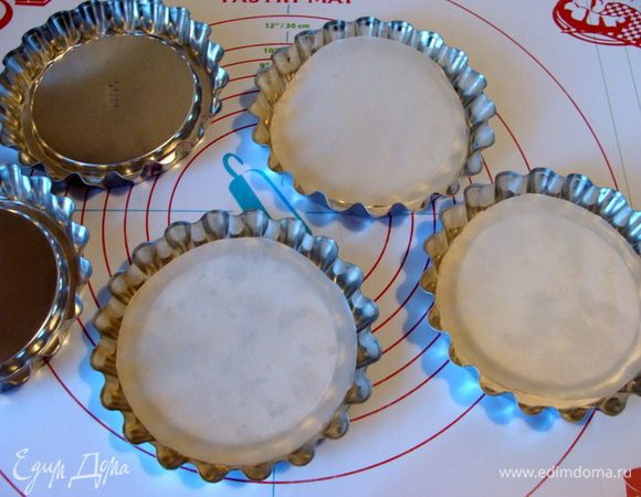 Я делала булочки в таких формочках, прикрыв их пекарской бумагой. Почему в таких? чтобы были ровные края... Но, можно испечь и в одной большой форме или на противне. А если использовать более маленькие формочки или в такие уложить больше булочек, то они склеятся и будут больше походить на цветок! Мне надо было сделать так, чтобы детям в школу удобно было взять))