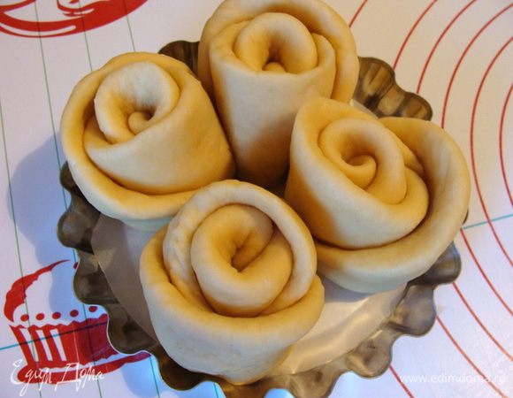 Из данного количества теста у меня получилось 20 розочек. По 4 в каждой формочке.