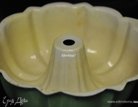 Разогреть духовку до 160 гр. Смазать форму маслом.