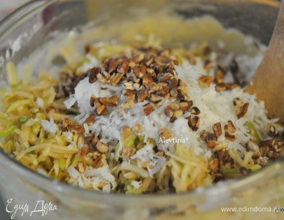 В емкости смешать сахар,яйца, растительное масло, апельсиновый сок, затем муку,пищевую соду, соль,корицу, ванильный экстракт. Добавим яблоки, кокосовую стружку,орехи. Перемешать.