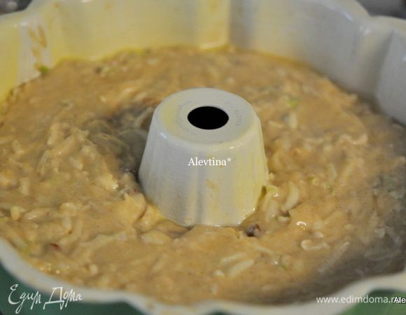 Вылить в форму для выпечки, тесто ровно распределить по форме. Поставить в духовку на 90 мин. проверяем центр зубочисткой.
