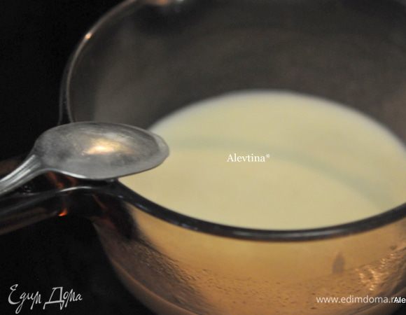 Пока кекс стоит в духовке приготовим глазурь. В кастрюльке растопим сливочное масло 55 гр , добавим кефир, сахар и пищевую соду, помешиваем. Дать прокипеть 1 мин и снять с огня.