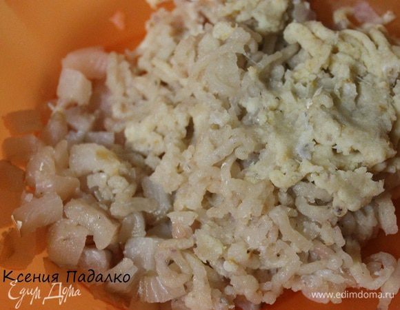 1/4 часть филе нарезать кубиком, остальное филе прокрутить в мясорубке с луком, чесноком и размоченным в воде хлебом.