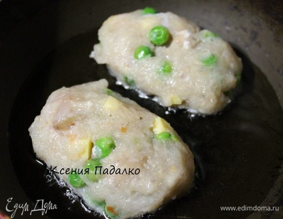 Сформировать котлеты и обжарить их в небольшом количестве растительного масла, под крышкой, до золотистого цвета.