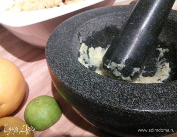 Для заправки чеснок и имбирь смолоть в кашицу. 