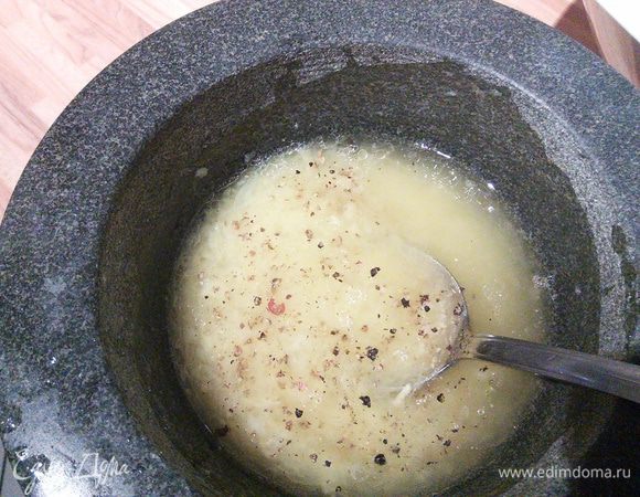 Добавить сок лайма или лимона, сок апельсина, сахар, соль. Влить масло, взболтать до образования эмульсии. Поперчить. Влить заправку в салат, перемешать и дать ему настояться. 