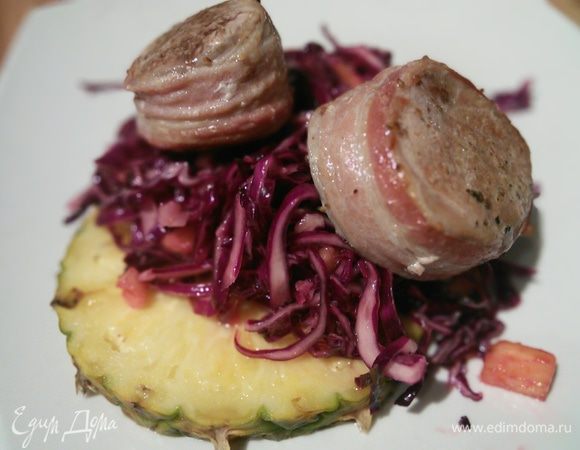 За это время обжарить медальоны в разогретом масле с обоих сторон и запечь в  предварительно разогретой духовке при температуре 180° в течении 20 мин. Подавать на шайбе ананаса. Приятного аппетита! 