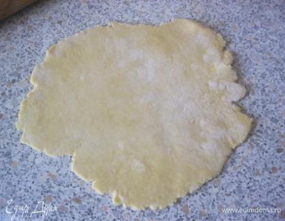 Для удобства тесто поделить на 4 или 5 частей, работая с одной частью, остальное тесто держать в холодильнике.
Тесто тонко раскатать ( 2-3 мм.)
