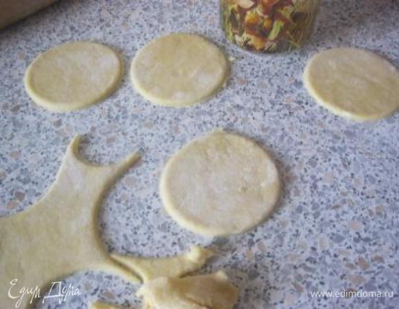 Круглой формочкой или стаканом ( рюмкой) диаметром - 5-7 см, вырезать заготовочки.

Половину заготовочек отложить в сторону,
