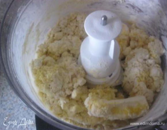 Всыпать 1 стакан муки и смешать в течение нескольких секунд.