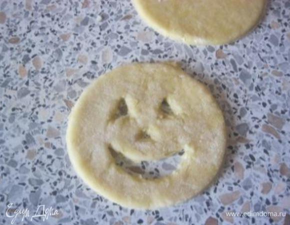 А во второй половине заготовок вырезать ножом глаза, нос и улыбку)