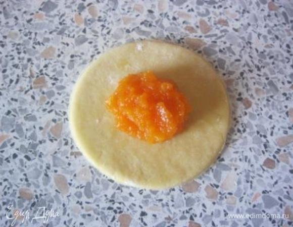 На середину выложить джем, разровнять,