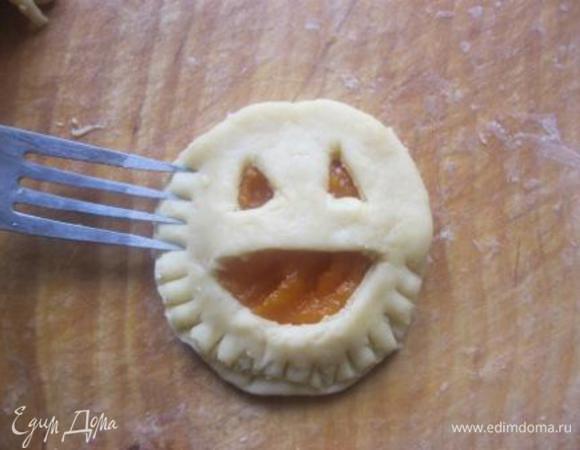 Сверху  приложить вырезную заготовку.
Вилкой пройтись по краям, тщательно прижимая.