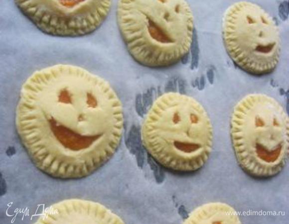 Переложить печенье на противень, застеленный п.бумагой.
Выпекать в разогретой до 180 С духовке, 12-15 минут.
Внимательно следить за печеньем, чтобы они не подгорели)