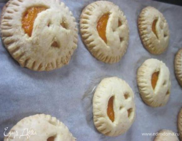 Готовое печенье остудить, переложить в тарелку и подавать)