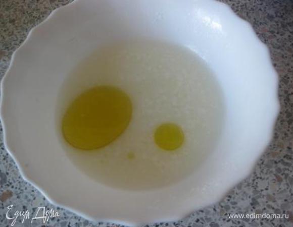 В другой миске смешать теплое молоко, оливковое масло, соль и сахар, размешать.