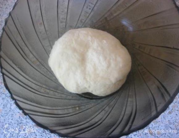 Замесить мягкое тесто.
Накрыть миску с тестом полотенцем и убрать в теплое место, на 1.5-2 часа.