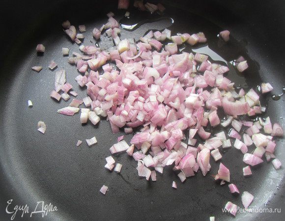 Репчатый лук рубим мелко. В сковороде разогреваем 1 ст.л. оливкового масла и обжариваем лук до мягкости минут 10.
