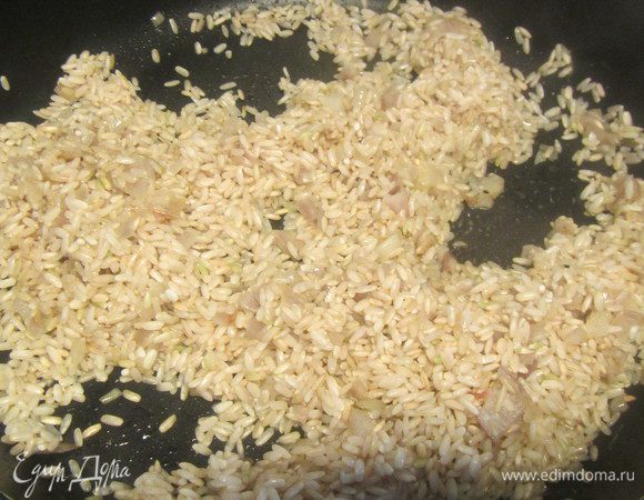 Добавляем рис и готовим, помешивая, еще минут 5. 
