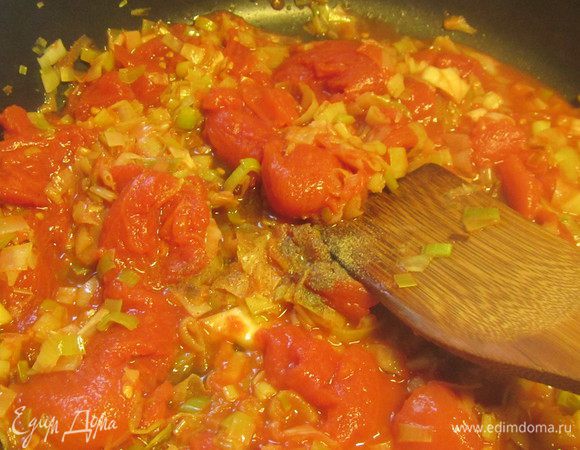 Добавляем томаты и свежемолотый черный перец. Прогреваем. 
