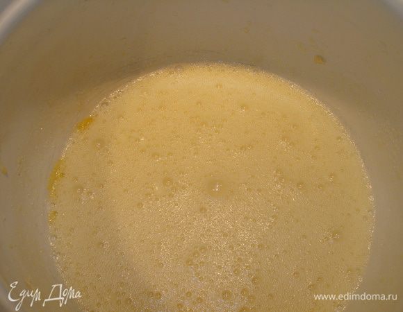 Приготовим тесто. В металлической посуде с толстым дном взобьем яйца с сахаром.