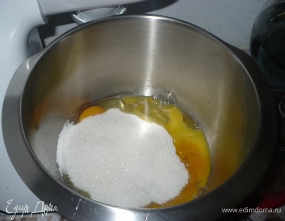 Яйца взбиваем с сахаром и добавляем размягченное масло и йогурт.