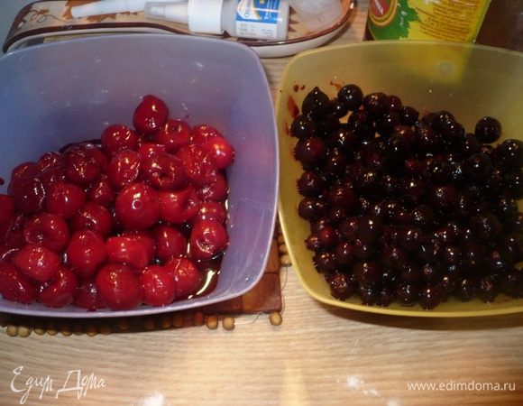 Приготовили ягоды. Я взяла вишню и смородину замороженные, ну конечно их нужно разморозить и если много жидкости, то промокнуть бумажным полотенцем.