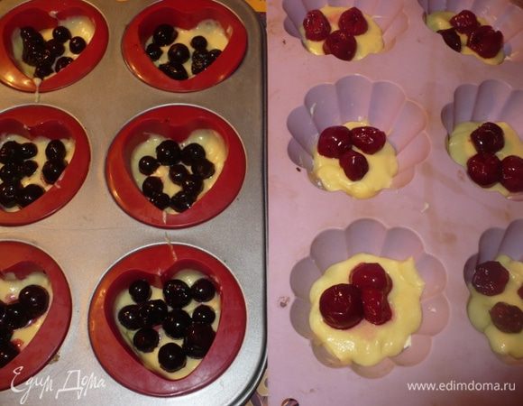 Выкладываем часть теста в формочки, у меня силиконовые. Выкладываем ягоды сверху.
