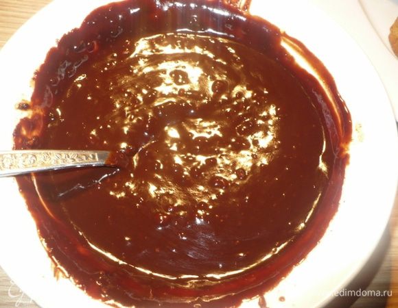 Растапливаем шоколад в микроволновке на маленькой мощности. Когда начнет таять добавить сок апельсина и дальше плавить пока не станет кремообразной массой.