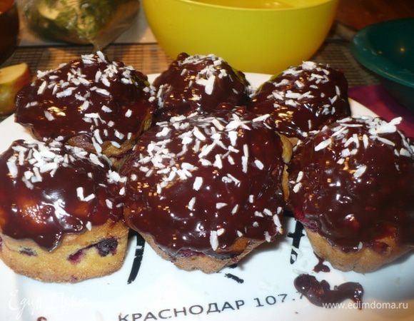 Смазываем кексы шоколадом и посыпаем кокосовой стружкой.