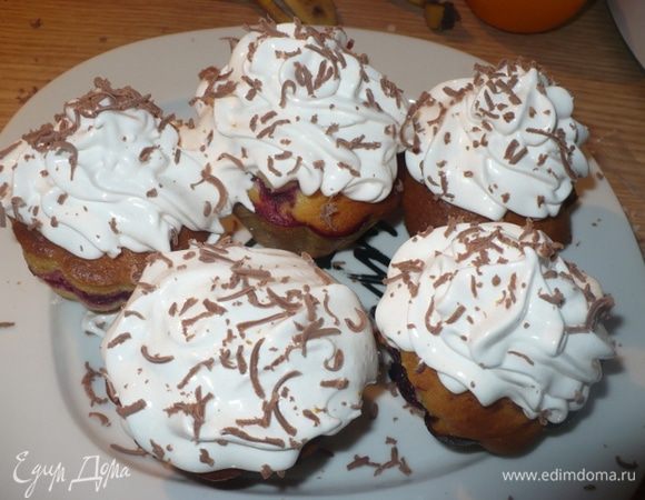 Белки взбиваем в пену, потом добавляем сахар и взбиваем до плотной массы, украшаем через кондитерский мешок и посыпаем тертым шоколадом. Я брала 3 белка и примерно пол стакана сахара, если есть возможность можно использовать и сахарную пудру, главное хорошо взбить.