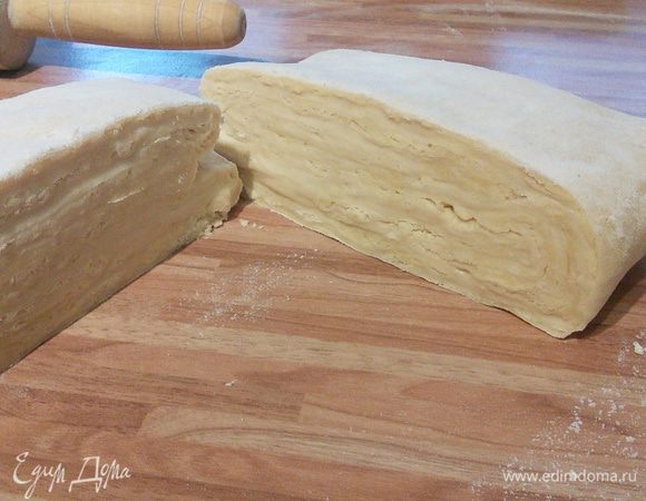 Танюшин рецепт вы найдете здесьhttp://www.edimdoma.ru/retsepty/32472-sloenoe-testo-svoimi-rukami-gotovim-doma 