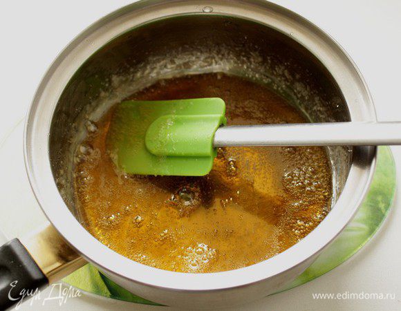 Сахар растопить и карамелизировать,