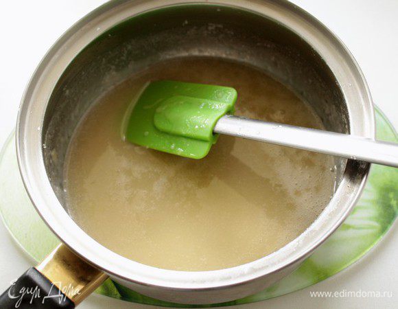 Добавить подогретые сливки и перемешать пока карамель не растворится.