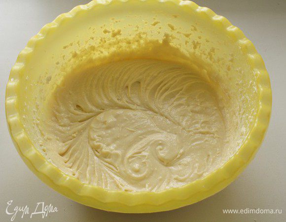 Взбить масло, сливки, сахар и ванильный экстрак, затем, продолжая взбивать, по одному ввести яйца. Небольшими порциями всыпать муку просеянную с разрыхлителем и перемешать до однородности.