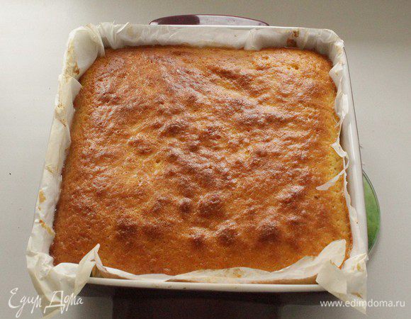 Тестом залить фрукты в форме и поставить в заранее разогретую до 180-200 С духовку на час. Проверять готовность зубочисткой. Остудить готовый пирог на решетке. Перевернуть на блюдо, если остался в форме сироп - полить им сверху пирога.
