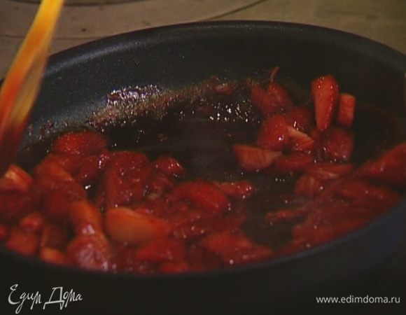 Прогревать 5 минут на небольшом огне, чтобы соус слегка уварился. 