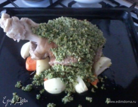 Свиную рульку отварить в подсоленной воде с душистым перцем и лавровым листом до готовности (1-1,5 часа), зависит от размера рульки. На противень выложить так, сказать подушку из крупно порезанной моркови и лука. 