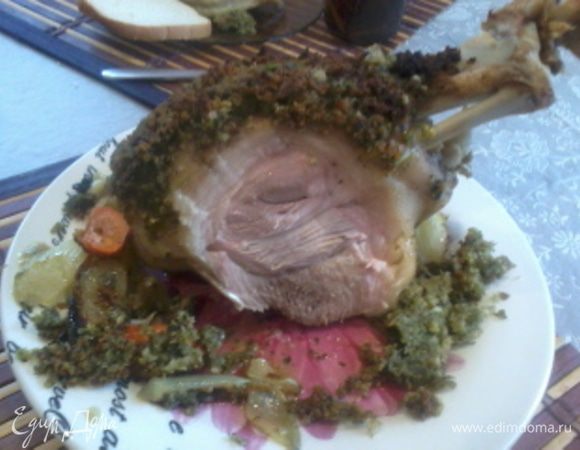 Для "рубашечки" Хлеб перебить в блендере в крошку,должно получится где-то стакан,  добавить оливковое масло, чеснок, порезанную зелень, (я ложила мяту и петрушку, ), чуть соли и перца. Рульку сначала смазать горчицей, затем завернуть в "рубашечку" и в разогретую до 200 С духовку на 30 минут. Вот так она выглядит в разрезе. Угощайтесь!!!