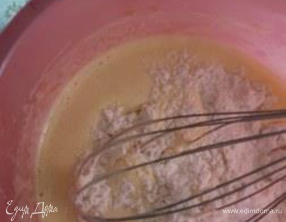 Следом муку и аккуратно перемешиваем сверху вниз (нам ведь не нужны комочки))